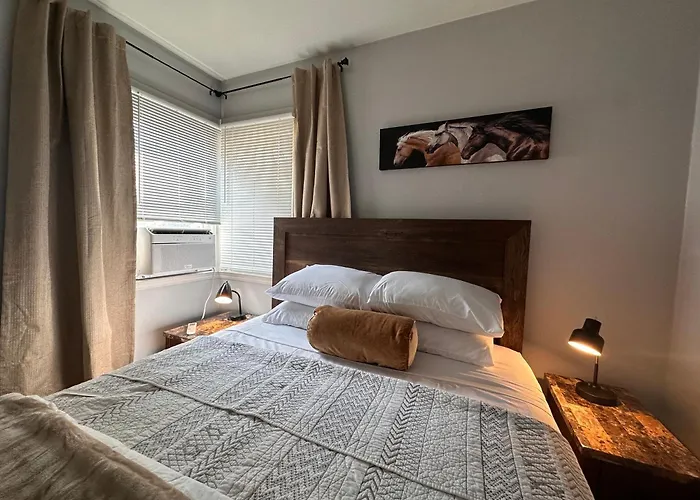 Pets Welcome Walkable Downtown Gym & Pool Pass Sheridan